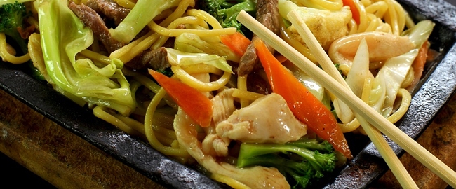 JANTAR BENEFICENTE: Yakissoba e Yakimeshi 