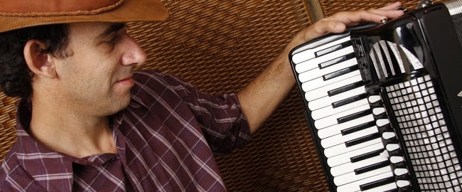 CONVITE À MÚSICA: Acordeonista Luiz Corrêa.