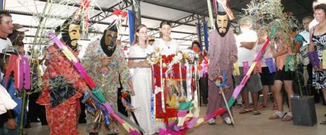 RELIGIÃO: Folia de Reis.
