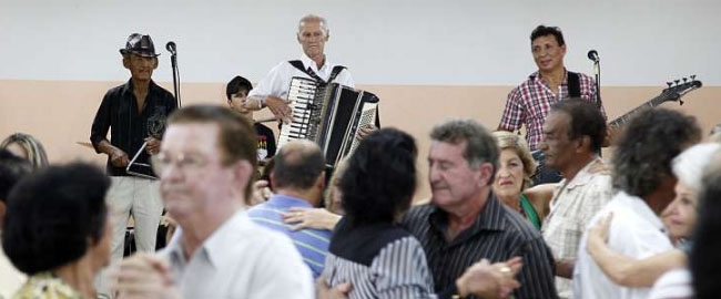 LAZER: Baile da Terceira Idade.