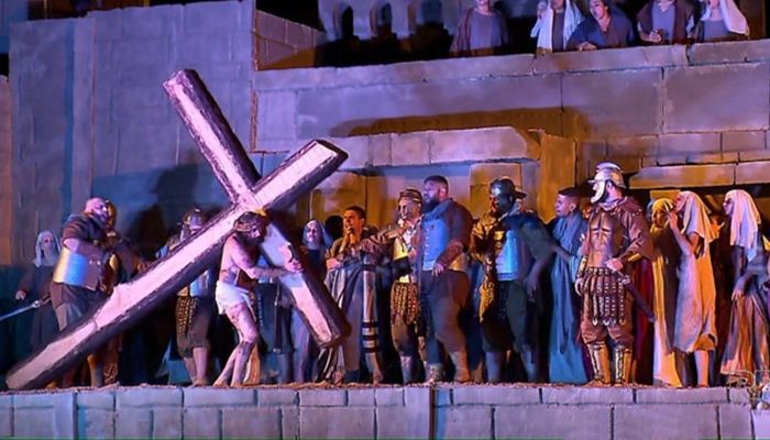 RELIGIÃO: Encenação da Paixão de Cristo