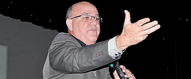 PALESTRA:   "Um show no atendimento – superando as expectativas do cliente"  - Amauri Crozariolli