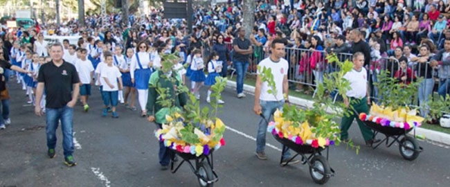 COMEMORAÇÃO: Desfile de Aniversário de Maringá - 71 Anos