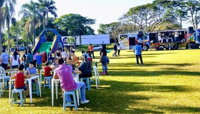 TEATRO NA PRAÇA: "Mimi, o leãozinho escritor"