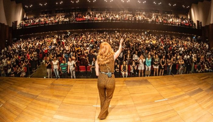 ESPETÁCULO: Sexóloga Cátia Damasceno em Maringá