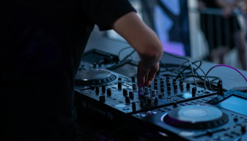 DJ Veron + Pagode 44 + Júlia Sartori