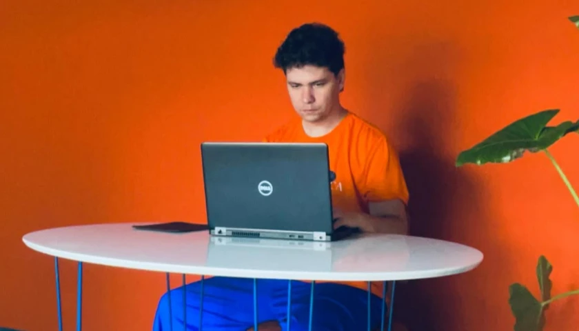 "ENTRE MIM E O MUNDO — Oficina de criação de solos teatrais"