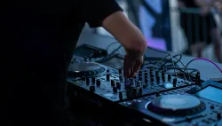 DJ Veron + Pagode 44 + Júlia Sartori
